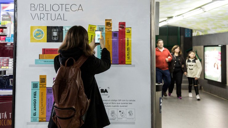 Inauguran bibliotecas digitales en estaciones de subte de la Ciudad